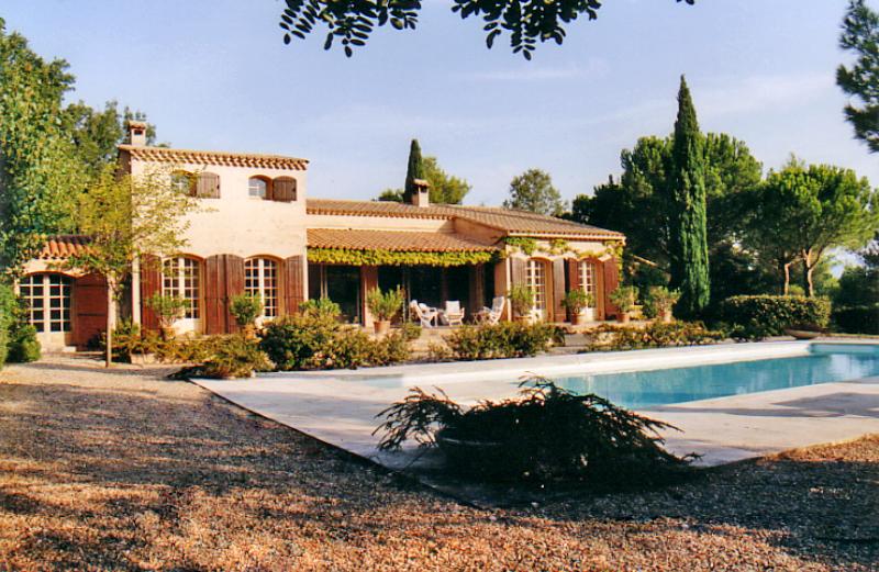 Luberon, very nice provencal villa with pool on more than 2 hectares of grounds.